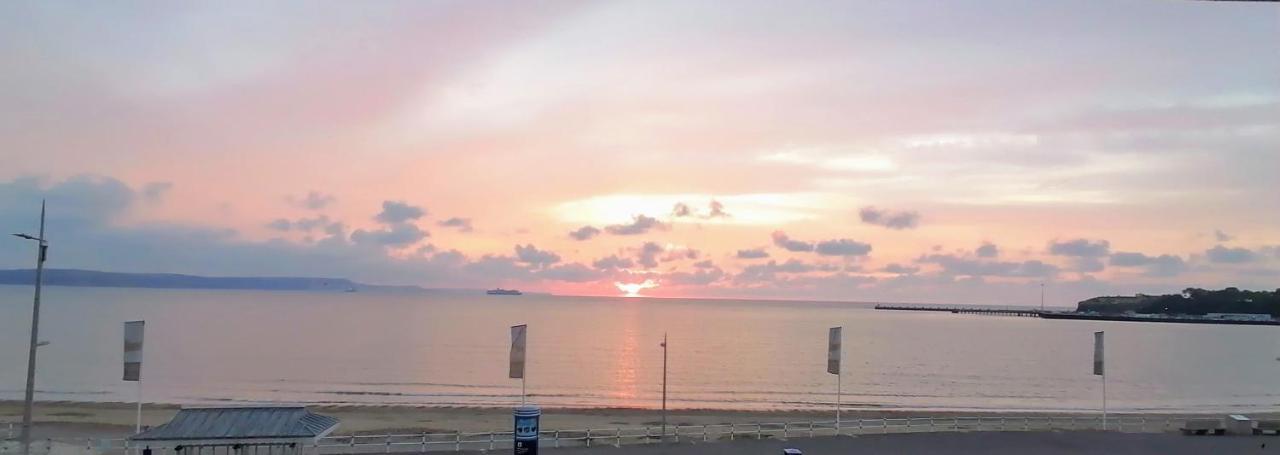 Sunrise View - Beachfront Apartment, Уэймут Экстерьер фото